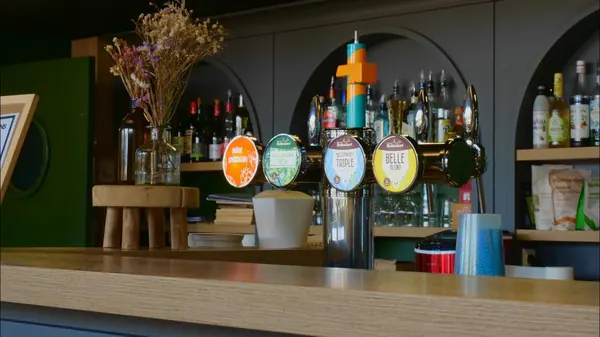 Tireuses à bière artisanale alignées derrière le comptoir du Gong